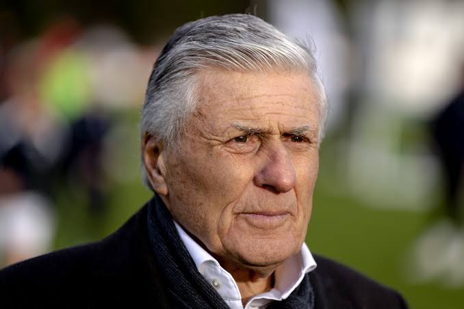 MINUTEN VOOR: AFC Ajax Management reageert op de dood van Sjaak Swart… Bekijk meer