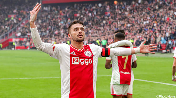 Ajax Amsterdam top speler is geschorst vanwege onbeleefde houding tegenover de club en de coach…