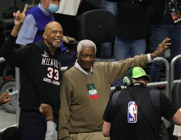 BREAKING NEWS: Excitements Hit Fiserv Forum Stadium as former Milwaukee Buscks legend Kareem Abdul-Jabbar, has Returned to former team as a senior coaching…