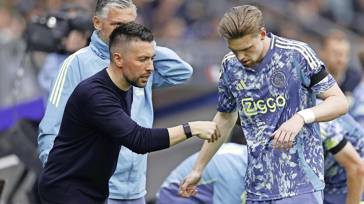 ‘Farioli verschijnt ruime maand na Ajax-vertrek op radar van roemruchte club’…