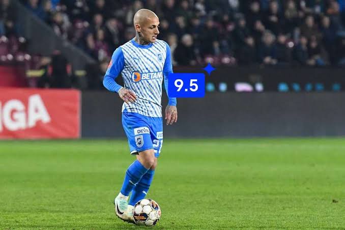 Oficial: Marius Coman a semnat cu Dinamo! Mijlocașul ofensiv, care a impresionat în ultimele sezoane prin evoluțiile sale spectaculoase și eficiența în fața porții, a devenit oficial jucătorul “câinilor roșii”. Fostul golgheter a finalizat transferul și va evolua pentru Dinamo într-un contract inițial pe bază de probă, ceea ce arată dorința clubului de a evalua compatibilitatea sa cu echipa înainte de semnarea unui angajament pe termen lung.  Coman vine cu o reputație solidă, fiind un jucător versatil, capabil să creeze faze periculoase și să finalizeze cu ușurință. Oficialii clubului și-au exprimat încrederea că el poate aduce un plus de calitate liniei mediane și ofensive. Transferul se înscrie în noua strategie a clubului din Ștefan cel Mare, care caută să se întărească cu jucători valoroși pentru a reveni în topul fotbalului românesc. Suporterii așteaptă acum primele meciuri ale lui Coman în tricoul lui Dinamo, sperând că va deveni rapid un om-cheie în noul proiect.