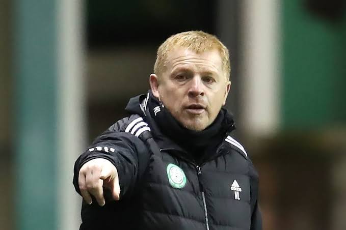 Agonie pe margine: Antrenorul Rapidului București se confruntă cu dureri în timpul unui meci crucial