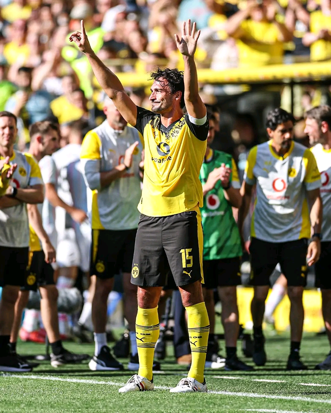 Ende einer Ära ⚽ | Hummels verabschiedet sich emotional mit Kapitänsbinde und unvergesslichem Applaus… Mehr anzeigen…