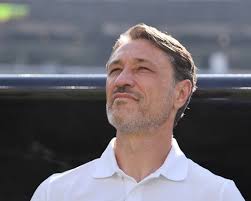 ⚡ Tragödie im Signal Iduna Park: Borussia Dortmunds Cheftrainer unmittelbar nach dem Schlusspfiff leblos am Spielfeldrand gefunden……..