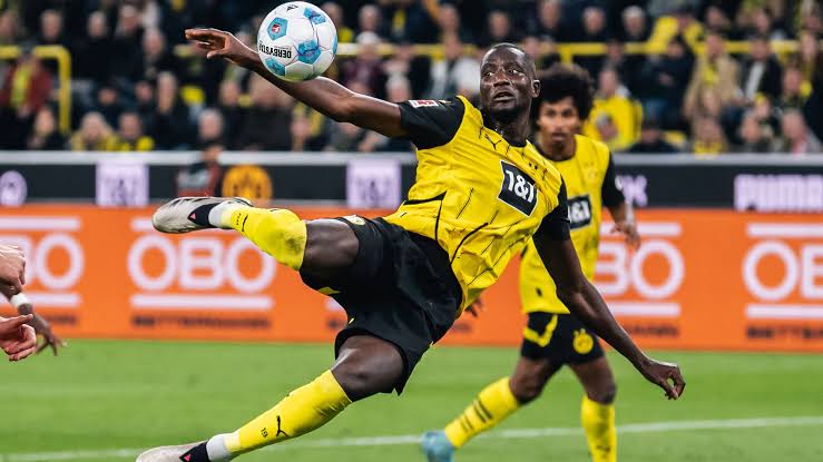 FUSSBALL-SCHOCKWELLE! Borussia Dortmunds Torjäger Serhou Guirassy verblüfft die Welt: Direkt nach Vertragsunterzeichnung verzichtet er auf seine gesamte 2-Millionen-Dollar-Antrittsprämie und spendet sie für den Kampf gegen Obdachlosigkeit in Deutschland. Von Fans, Experten und sogar Rivalen gelobt, gilt diese außergewöhnliche Tat als einer der selbstlosesten Momente der Sportgeschichte – ein Beweis dafür, dass wahre Größe nicht nur auf dem Platz, sondern im Herzen erzielt wird …