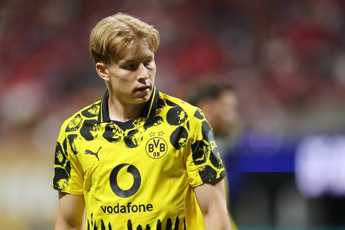 Svensson kam im Winter zunächst auf Leihbasis von Nordsjælland in Dänemark nach Dortmund, bevor er im Sommer endgültig wechselte. Der 23-Jährige war für Dortmund eine Offenbarung auf der Position des Linksverteidigers, nachdem der BVB in dieser Position jahrelang Probleme hatte…