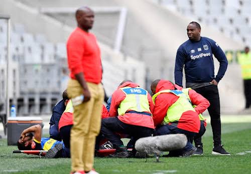 ⚠️ Drama at FNB Stadium: Kaizer Chiefs Head Coach Collapses on the Pitch During Match!