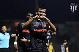 Penyokong Terengganu FC Histeria! Lautan Hitam Putih Gemparkan Liga dengan Sorakan & Tifo Terbesar Musim Ini!