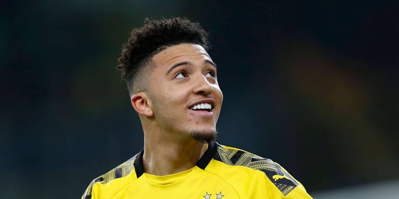 EILMELDUNG: Der Transfermarkt im Fußball ist gerade explodiert – Jadon Sancho ist offiziell ZURÜCK bei Borussia Dortmund! In einem Wechsel, der ganz Europa erschüttert, kehrt der verlorene Flügelstar zur Gelben Wand zurück und weckt Erinnerungen an seine atemberaubende Schnelligkeit, präzisen Vorlagen und spielentscheidende Magie. Fans fluten die sozialen Medien mit elektrisierender Vorfreude und feiern dies als das Comeback des Jahrzehnts. Rivalen sind bereits in Alarmbereitschaft, denn Sanchos Rückkehr könnte das Bundesliga-Titelrennen kippen. Dortmunds Offensive hat ihre Magie zurück – und der Signal Iduna Park wird bald lauter toben als je zuvor!…..