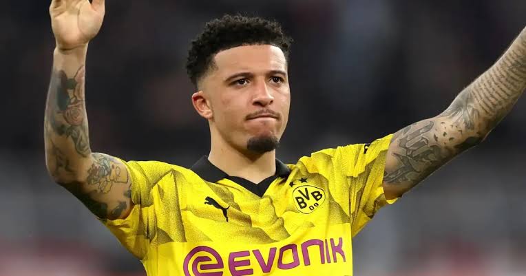 Jadon Sancho schockt Manchester United und BVB: Star-Spieler wäre bereit, bei Borussia Dortmund auf die Hälfte seines Mega-Gehalts von 16 Millionen Euro pro Jahr zu verzichten! Laut Insider-Infos signalisierte Sancho Lars Ricken und Sebastian Kehl seine unglaubliche Liebe zum Klub – und will für seinen Herzensverein finanziell große Abstriche machen. Ein seltener Move in der Profi-Welt, der zeigt, wie tief die Verbundenheit des Superstars zu Dortmund wirklich ist. Ein echter Transfer-Kracher mit Herz….