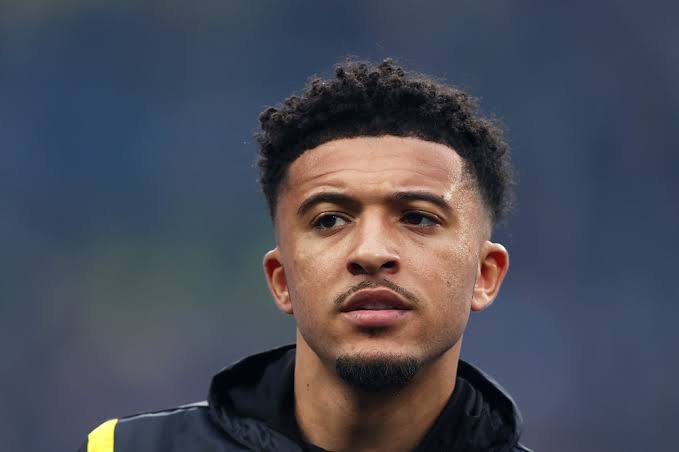 Jadon Sancho schockt Manchester United und BVB: Star-Spieler wäre bereit, bei Borussia Dortmund auf die Hälfte seines Mega-Gehalts von 16 Millionen Euro pro Jahr zu verzichten! Laut Insider-Infos signalisierte Sancho Lars Ricken und Sebastian Kehl seine unglaubliche Liebe zum Klub – und will für seinen Herzensverein finanziell große Abstriche machen. Ein seltener Move in der Profi-Welt, der zeigt, wie tief die Verbundenheit des Superstars zu Dortmund wirklich ist. Ein echter Transfer-Kracher mit Herz……