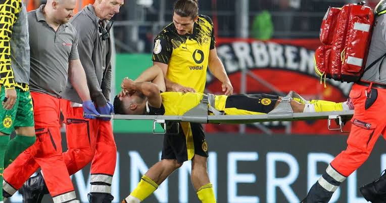 Borussia Dortmund atmet auf, da Yan Couto nach einem schweren Zweikampf im DFB-Pokalspiel einer schweren Verletzung entgeht…..
