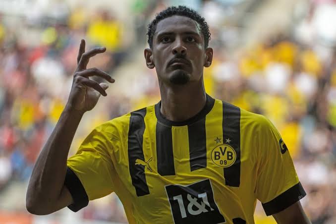 GERADE EINGETROFFEN!! Borussia Dortmund hat die Verpflichtung des legendären spanischen Verteidigers offiziell bekannt gegen……