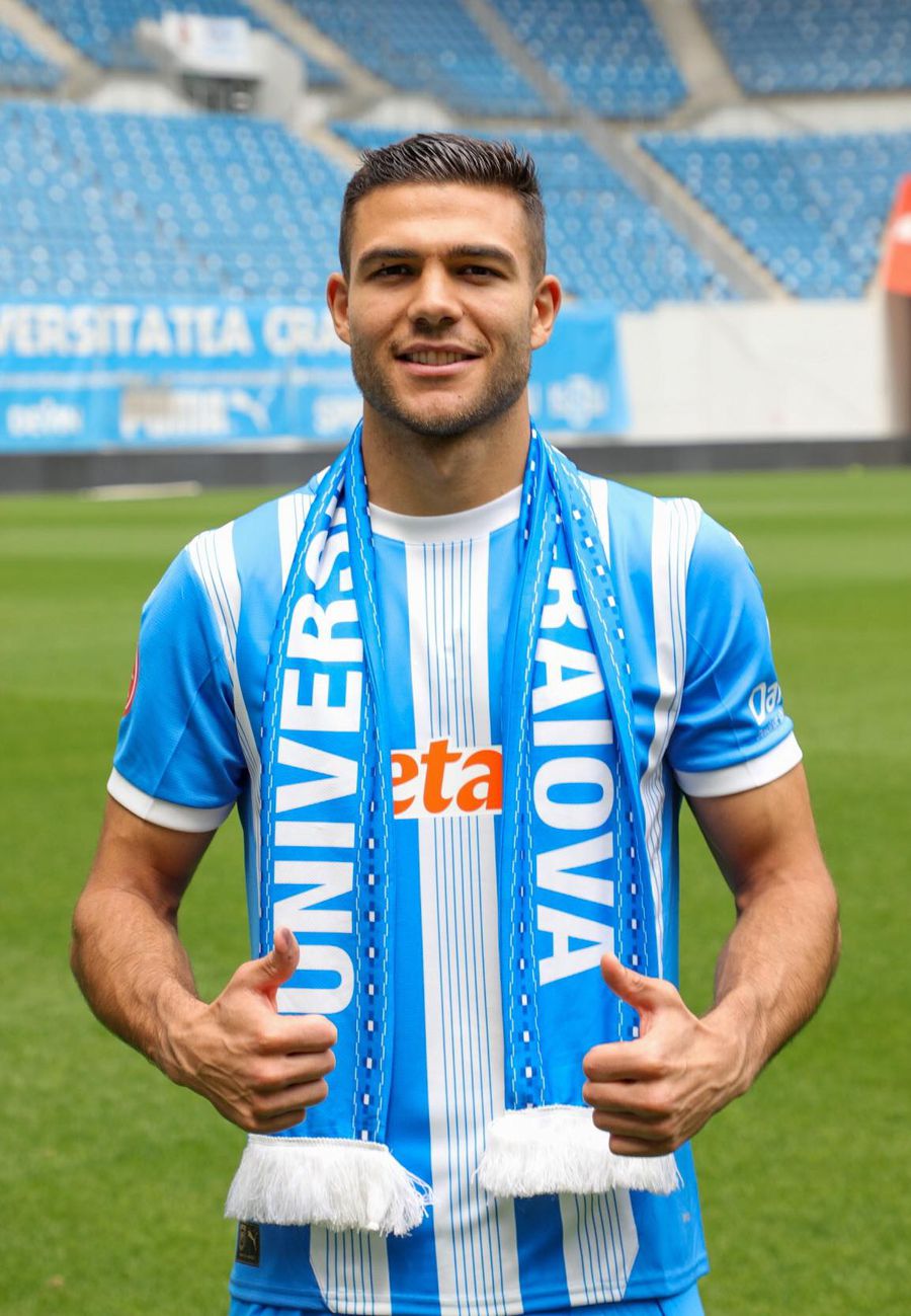 ✅ TRANSFER CONFIRMAT! ⚽  Fostul jucător al Universității Craiova a fost prezentat oficial la noua sa echipă! ️….