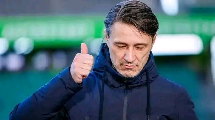 !  Borussia Dortmunds neuer Trainer Niko Kovač sorgt direkt nach seiner Vertragsunterschrift für ein unfassbares Beben: Statt seine Antrittsprämie von 2 Millionen Dollar einzustecken, spendet er sie vollständig für den Kampf gegen Obdachlosigkeit in Deutschland!  Eine herzerwärmende Geste, die weit über den Fußball hinausgeht und Fans wie Experten gleichermaßen sprachlos macht. Dieses Zeichen echter Größe und………..