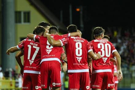 Fanii își exprimă bucuria după ce Dinamo București a învins pe FC Rapid București într-o cursă strânsă pentru a semna cu vedeta de la…