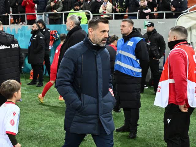 Luptăm ca un întreg până la capăt! Împreună – jucători și suporteri – vom duce Dinamo acolo unde îi este locul!  Aseară, peste 5.800 de dinamoviști au fost prezenți pe Arcul de Triumf și au creat o atmosferă demnă de un meci mare!  Vă mulțumim tuturor pentru susținere! Urmează deplasarea cu Farul Constanța și automat o nouă șansă să dăm totul pe teren!…