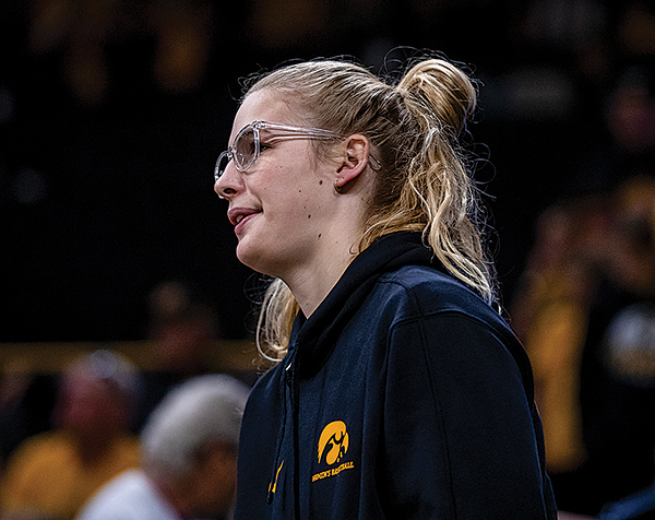 A longtime Iowa women’s staff member who served the Hawkeyes fans for many years has tragically passed away at the age of 27 following a heartbreaking family dispute, leaving behind a 3-year-old child. Her years of dedication and love for the Iowa community, combined with the tragic circumstances of her passing, have brought the Hawkeyes family together in deep grief….