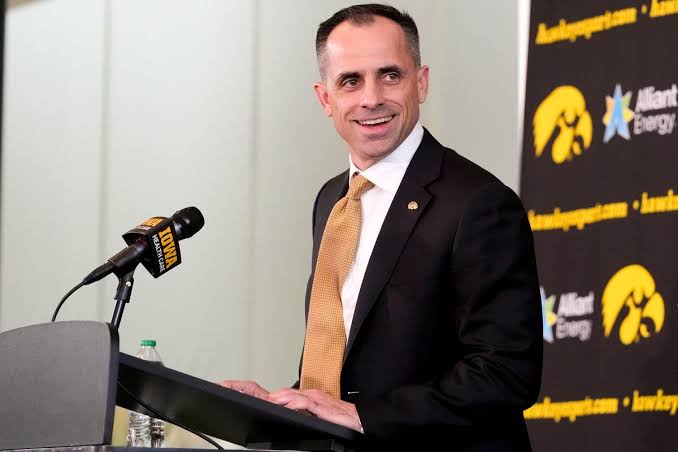 Confirmed: Ben McCollum, head coach of the Iowa Hawkeyes men’s basketball, has officially announced the signing of a highly talented and dominant center, a move that is already generating excitement across the program and its fanbase.